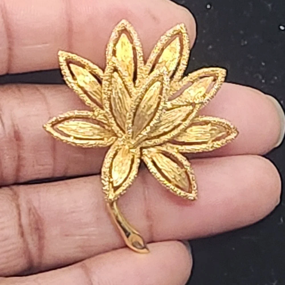 Vintage Avon Gold Tone Lotus Flower Brooch Textured Water Lily Pin 2 Inch
